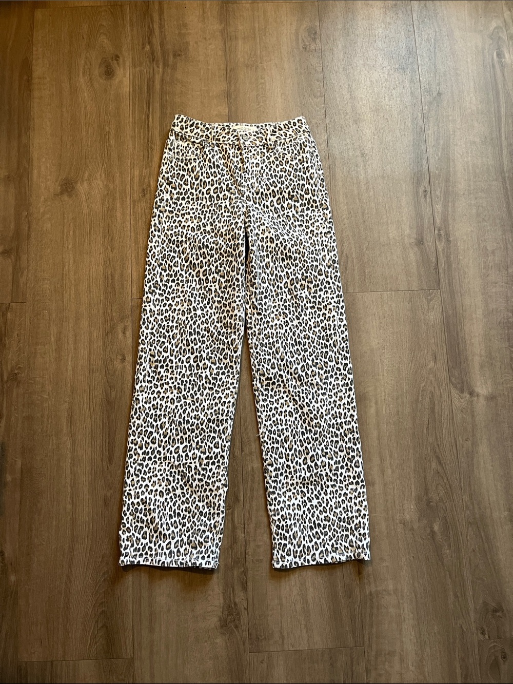 Women’s Straight-Leg Leopard Print Jeans - White/Tan